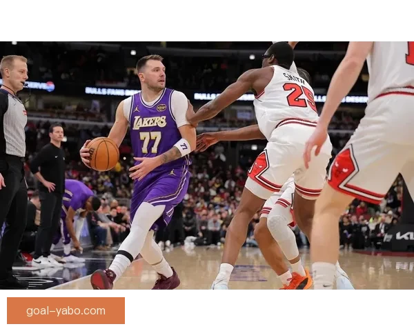 东契奇复出砍下42分12助 湖人力克骑士里夫斯艾顿发挥出色